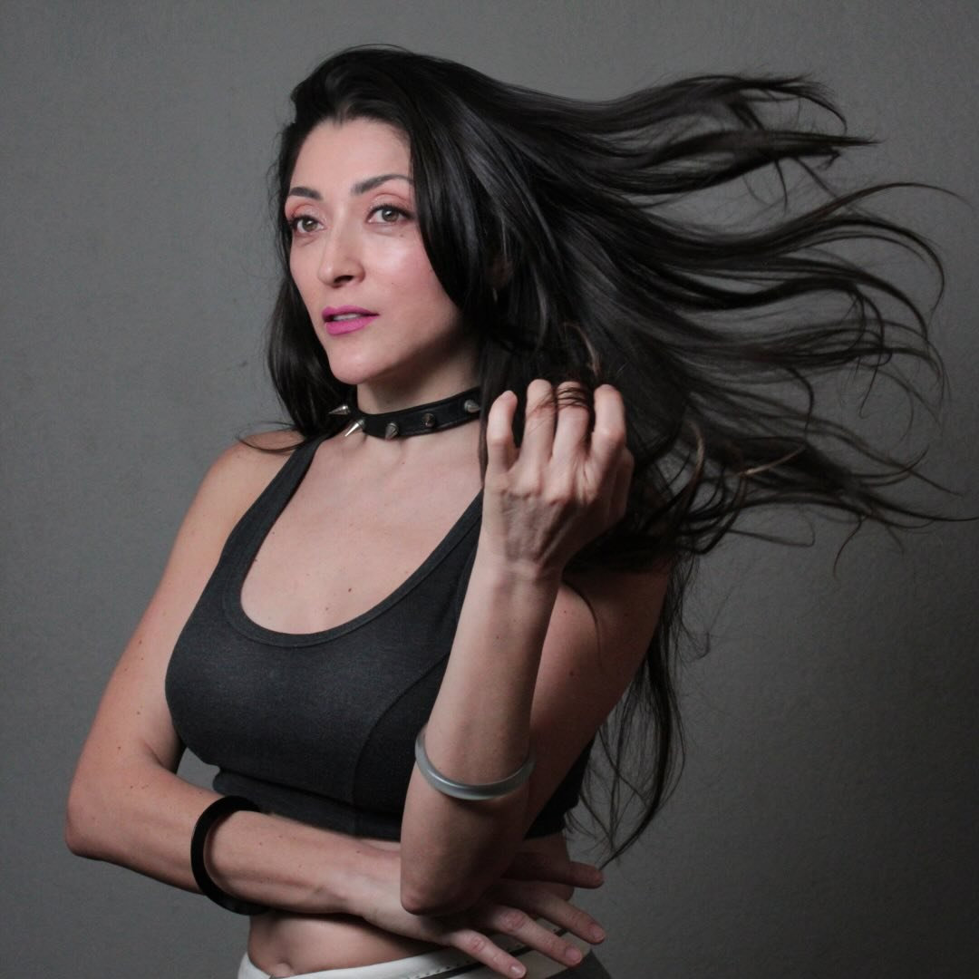 @monicaescobedoo – comediante Caiman Comedy Club